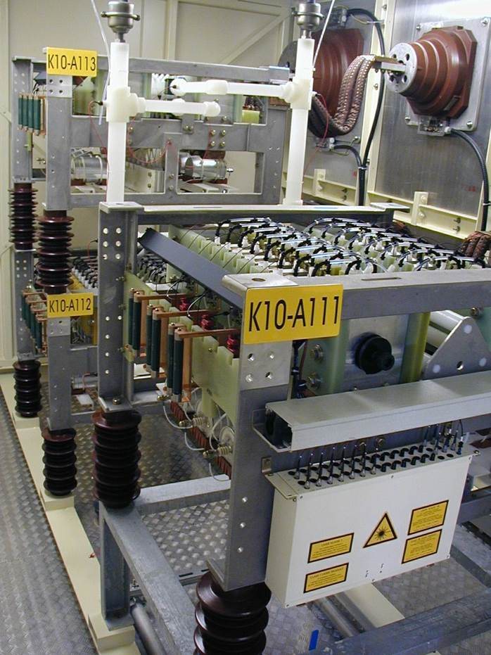 Thyristor valves — Valve assembly within the SVC valve hall